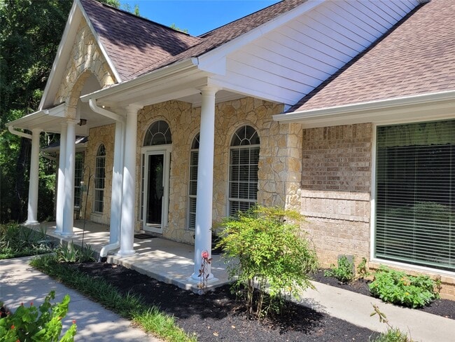 Foto del edificio - 2626 Blue Lake Dr