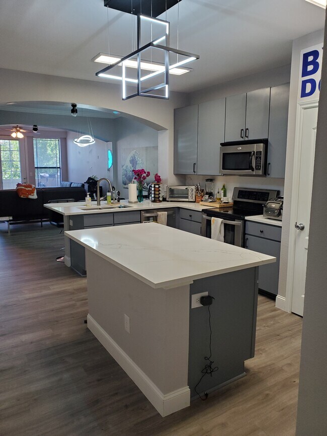 Walk In Entrance - 2505 San Gabriel