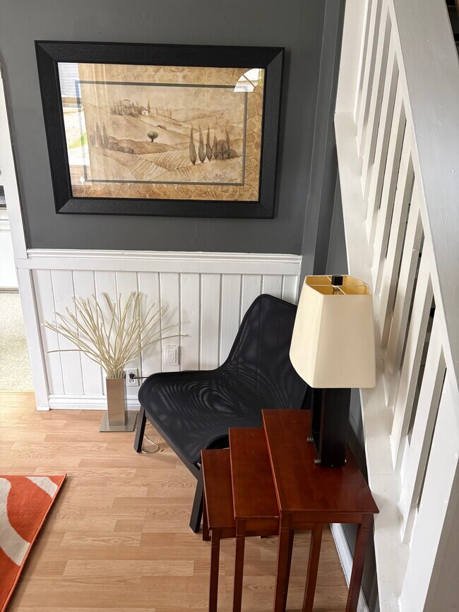 Photo du bâtiment - Furnished One Bedroom 2 story Apartment Ingersoll, ON