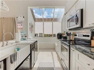 Foto principal - 10080 NW 3rd Ct