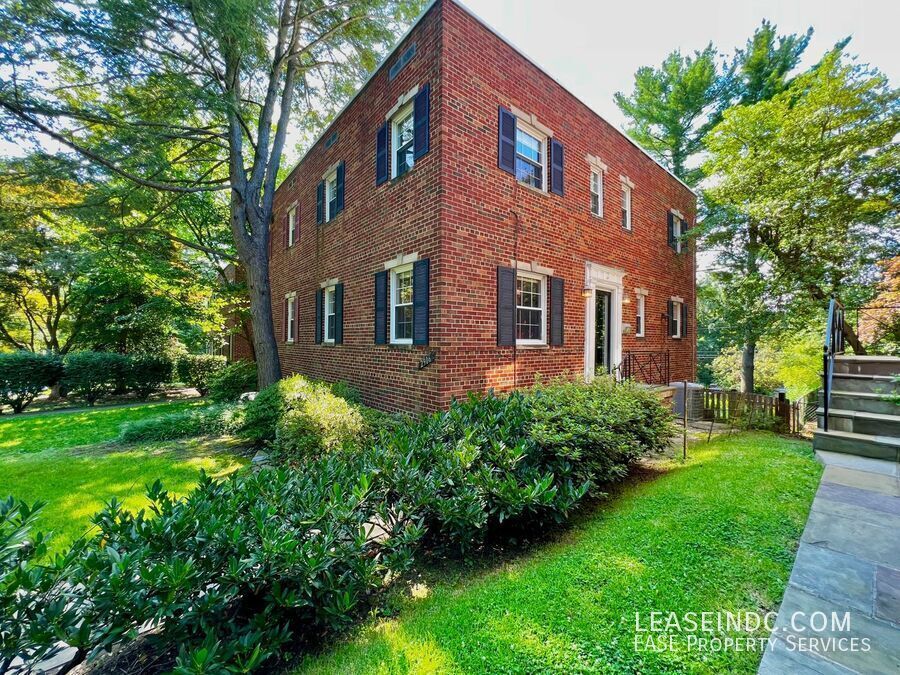 Foto principal - 2906 Upton St NW