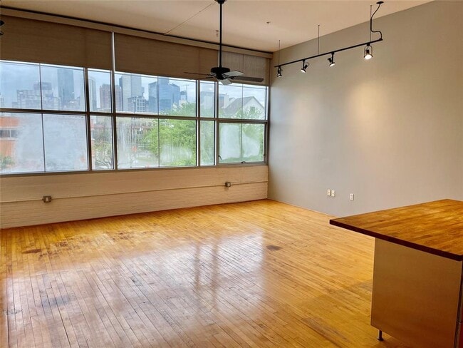 Building Photo - 1312 Live Oak St