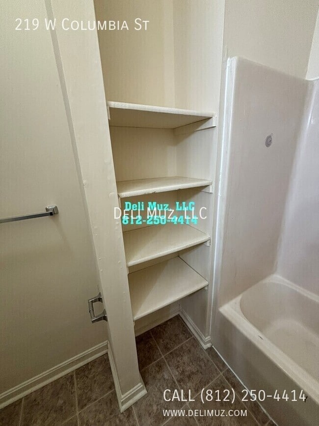 Building Photo - 219 W Columbia St