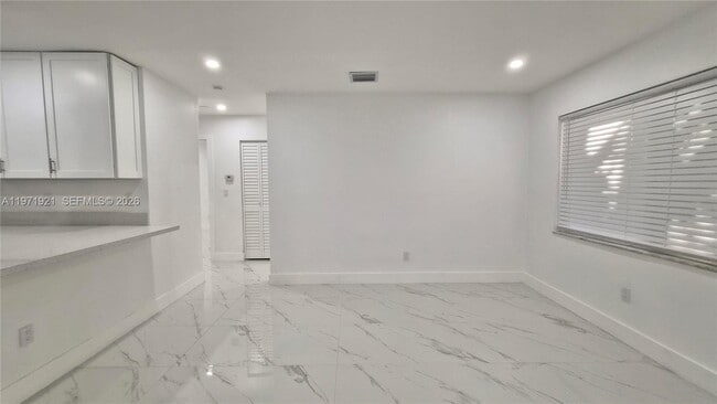 Building Photo - 1825 Scott St