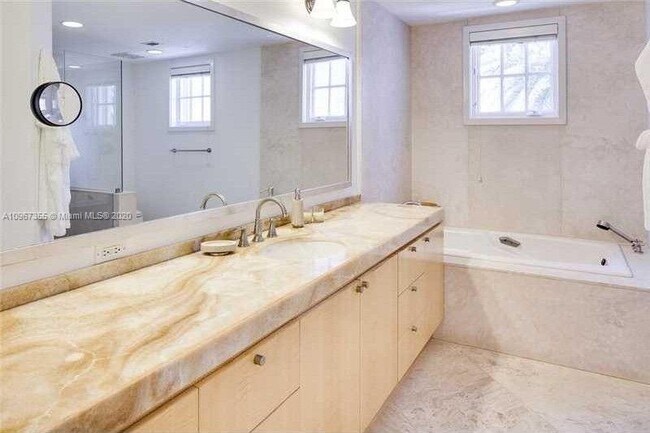 Building Photo - 19227 Fisher Island Dr