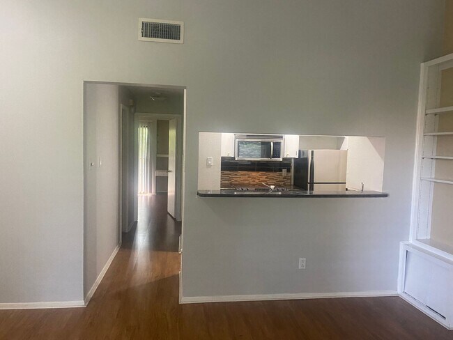 Foto del edificio - LAW SCHOOL SPECIAL - 1BD PLUS STUDY / 2BD/1BA