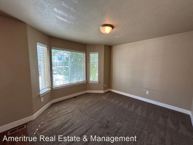 Foto del edificio - 4 br, 3.5 bath House - 2066 W. 1100 N.