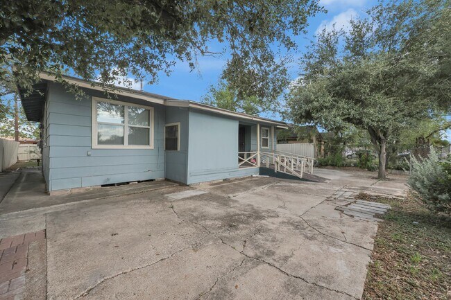 Building Photo - SPACIOUS! LOCATION!