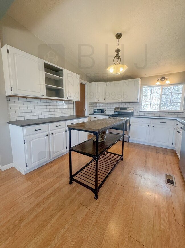 Foto del edificio - 4 BEDROOM / 2 BATH HOME IN SCSD1!