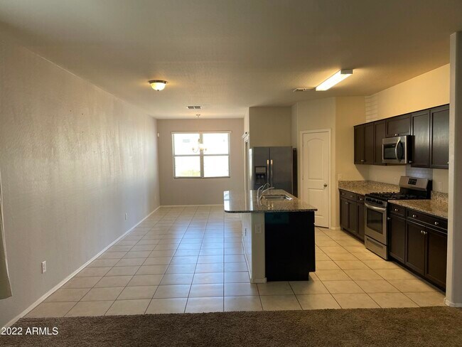 Foto del edificio - 30012 W Monterey Dr