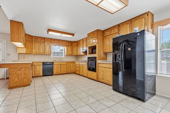 Building Photo - 3 Bedroom, 2 bath on Corner Lot near Golf Course