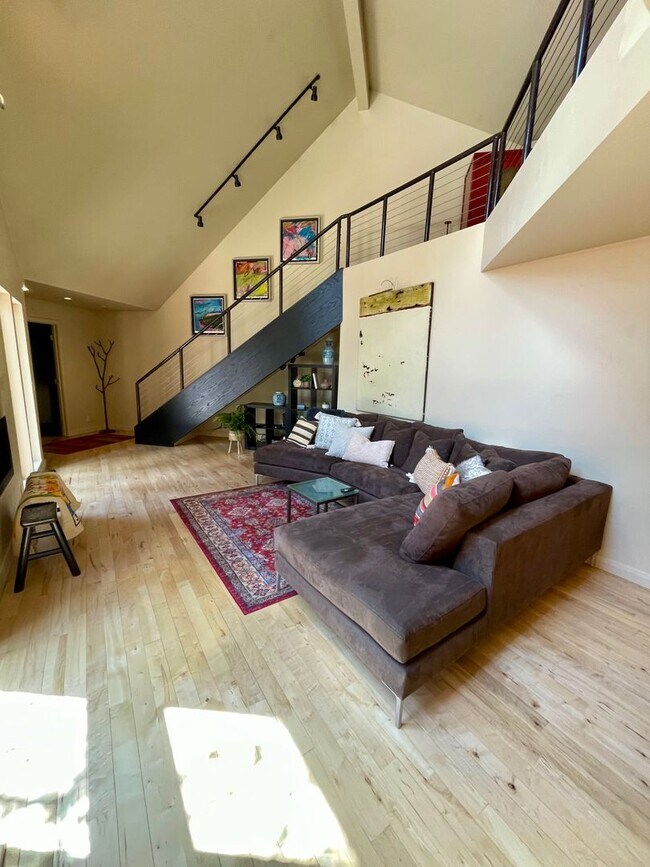 Building Photo - Silver Meadows Townhome