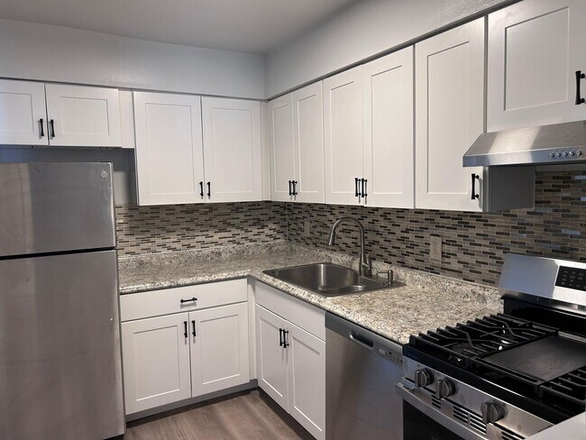 Building Photo - Hampshire Court Apartments