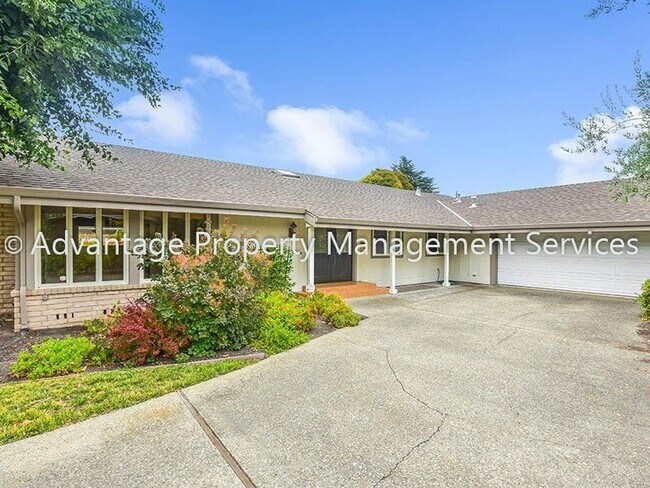 Foto del edificio - Spacious 4 Bed, 2 Bath, 2,055 sq. ft. Sing...