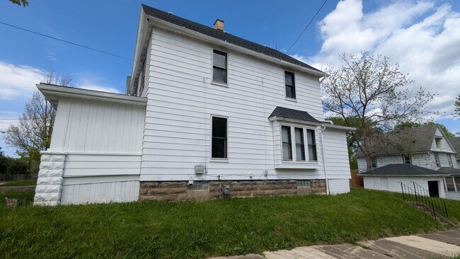 Foto del edificio - Spacious 5-bedroom, 1-bath home offers flexible living across multiple levels in Akron