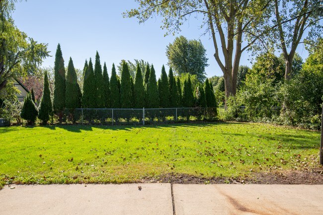 Building Photo - 915 Camelot Dr