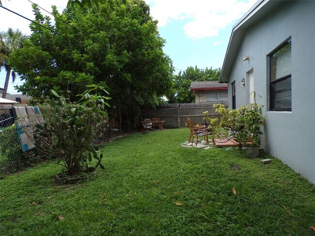 Foto del edificio - 2725 SW 9th St