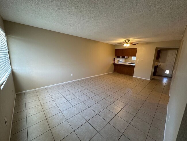 Building Photo - Cute 2 bedroom 2 bathroom Condo!