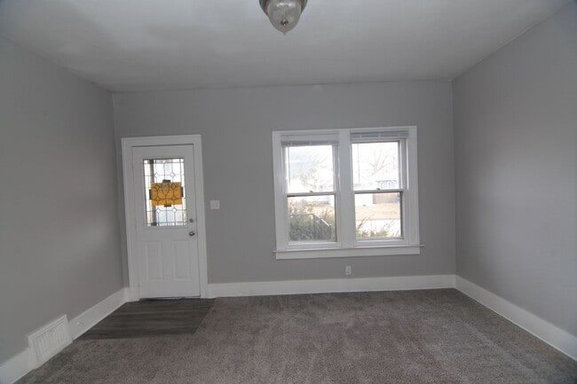 Building Photo - 2 Bedroom & Large Car Garage in Moline for...