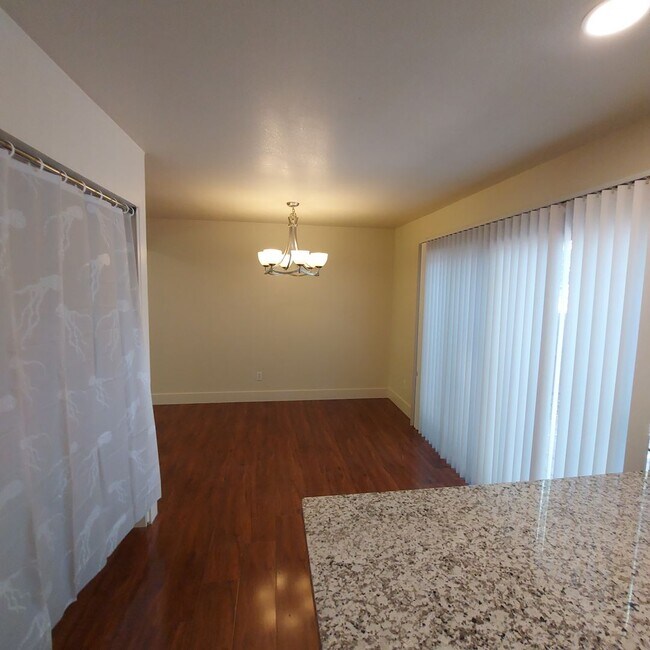 Foto del edificio - Nice 3 bedroom condo near CSUS.  Available for move in this month.