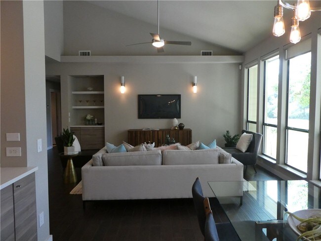 Foto del edificio - 6820 Cypress Point N