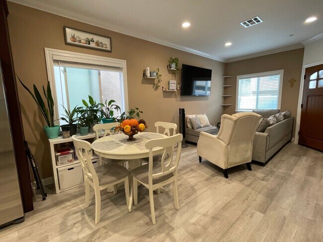 Foto del edificio - 6518 Walker Ave