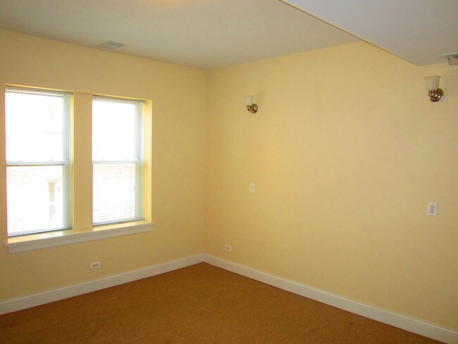 Building Photo - 6341 N Oakley Ave