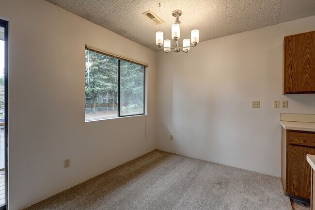 Building Photo - Top floor 2 bedroom 2 bath condo in Kirkland