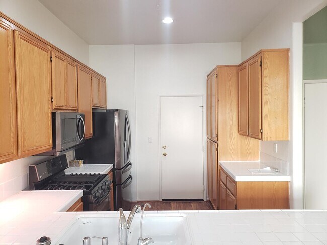 Building Photo - Spacious and Bright Mira Mesa Home