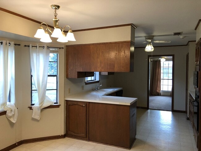 Building Photo - 1333 Oakdale Dr