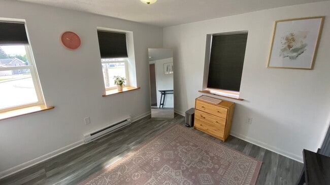 Building Photo - 2nd floor Apartment