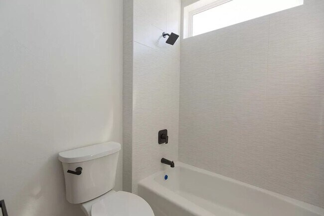 Foto del edificio - Luxury Townhome in Quiet Neighborhood