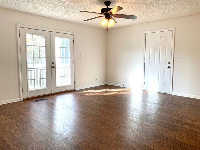 Foto del edificio - 402 Jack Miller Blvd