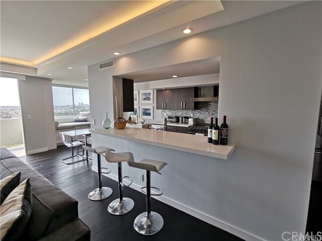 Building Photo - 818 N Doheny Dr