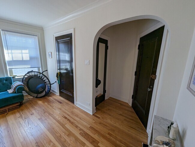 Foto del edificio - Spacious 1 BR - New Renovation Near the La...