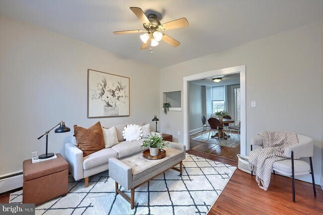 Sala de estar - 654 Poplar St