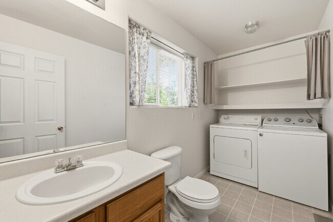 Foto del edificio - Very Nice 2 Bedroom, 2 1/2 Bath Townhome in Quail Run! Community Pool & Tennis Courts! Minutes To...