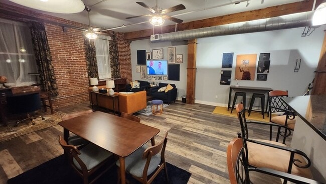 Foto del edificio - Fully furnished all utilities included!!!