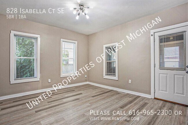 Building Photo - Available Now | 5 Bed 1 Bath Single Family...