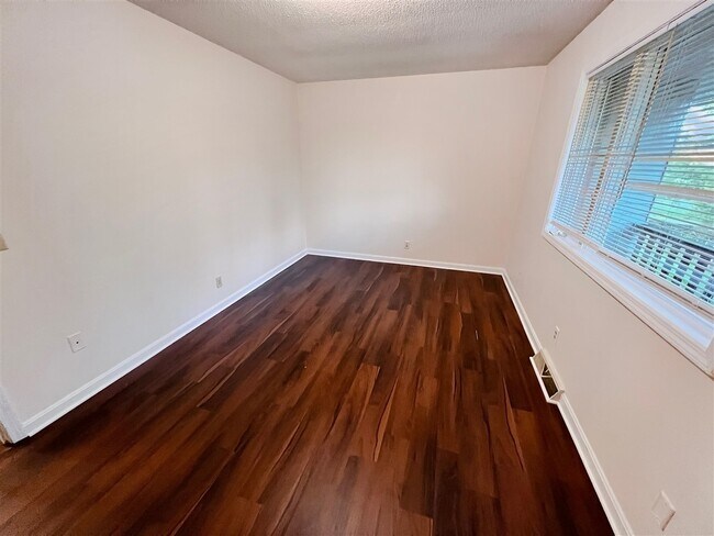 Foto del edificio - 1036-1033 Ellen Dr