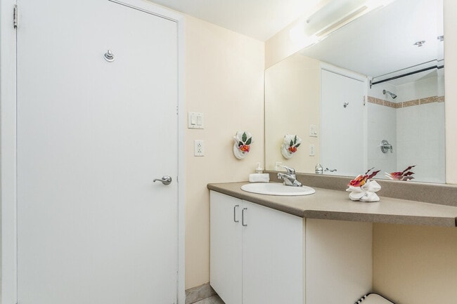 Building Photo - 1206 Rue Sanguinet