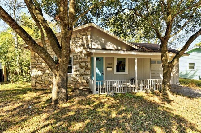 Foto del edificio - 5804 Cedardale Dr