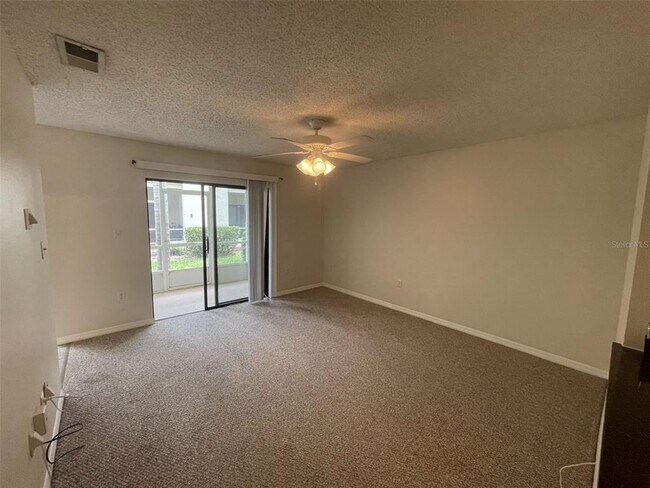 Foto del edificio - 90 Hidden Lake Dr