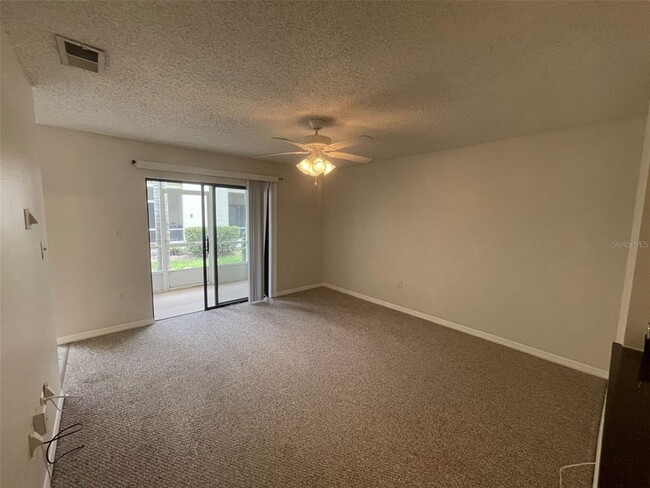 Building Photo - 90 Hidden Lake Dr