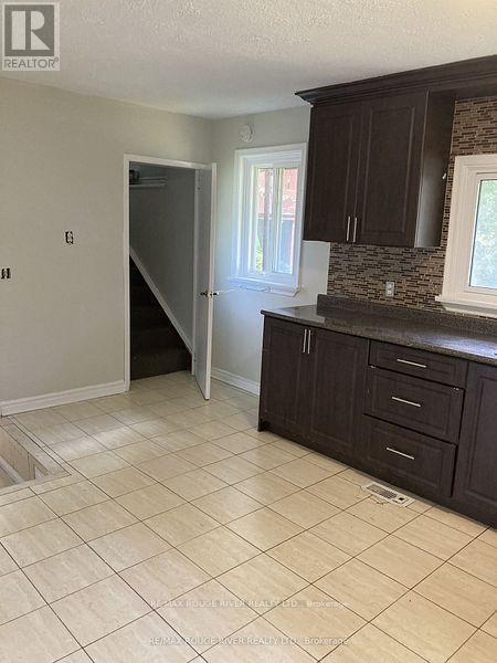 Photo du bâtiment - 152 Thickson Rd N