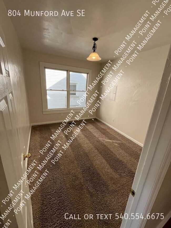 Building Photo - Newly Renovated 3 Bed 1 Bath Close to Gree...