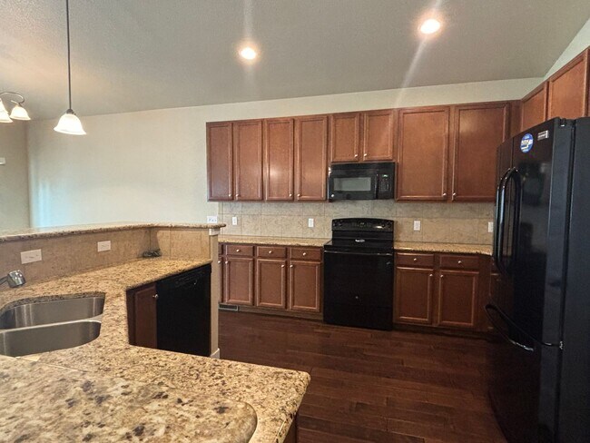 Building Photo - 5 Bedroom, 3 Bathroom Single-Family Home w...