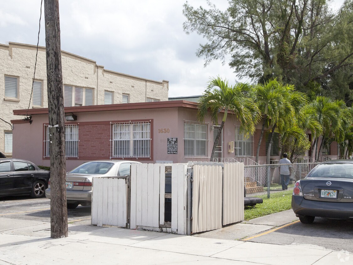 Building Photo - 1630 SW 4th St