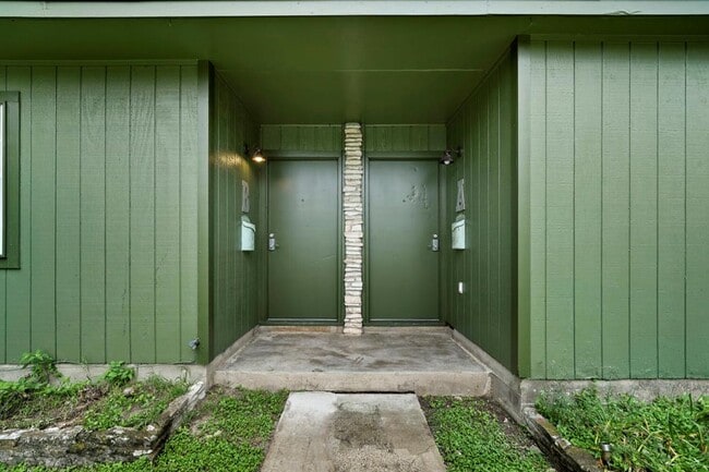 Building Photo - 903 Aurora Cir