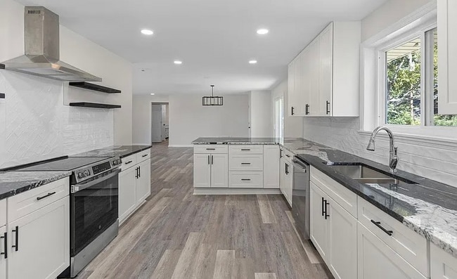 Building Photo - 2019 Oak Dr